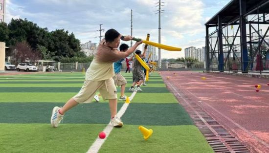 图为同学们体验击球。重庆市板球协会 供图 图为同学们体验击球。重庆市板球协会 供图