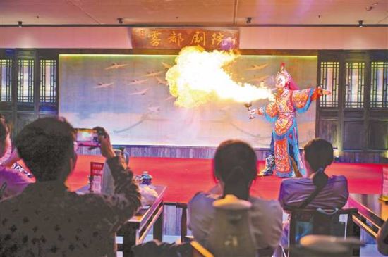十月十三日,“种草官”欣赏川剧绝技吐火。记者 梅耀 摄 十月十三日,“种草官”欣赏川剧绝技吐火。记者 梅耀 摄