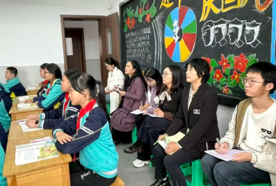 图为教研员深入课堂开展调研工作。合川区行知小学 供图 图为教研员深入课堂开展调研工作。合川区行知小学 供图