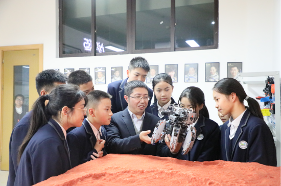 图为该校科学实验课程。 学校供图 图为该校科学实验课程。 学校供图