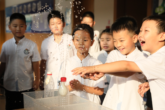 图为该校学生做“气压”实验。 学校供图 图为该校学生做“气压”实验。 学校供图