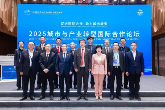 图为部分参会人员合影。 主办方供图 图为部分参会人员合影。 主办方供图