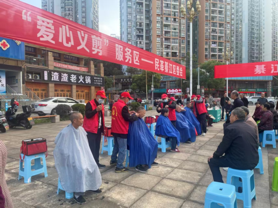 图为爱心义剪活动现场。 綦江区委统战部 供图 图为爱心义剪活动现场。 綦江区委统战部 供图