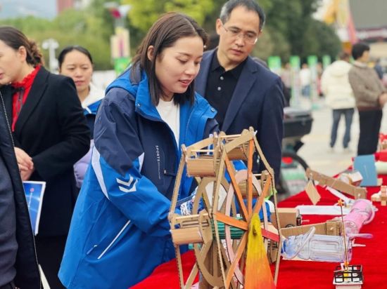 ͼΪʫʻչһСѧ ͼ