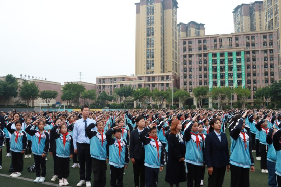 图为潼南巴川中学校10周年启动仪式现场。潼南巴川中学校 供图 图为潼南巴川中学校10周年启动仪式现场。潼南巴川中学校 供图