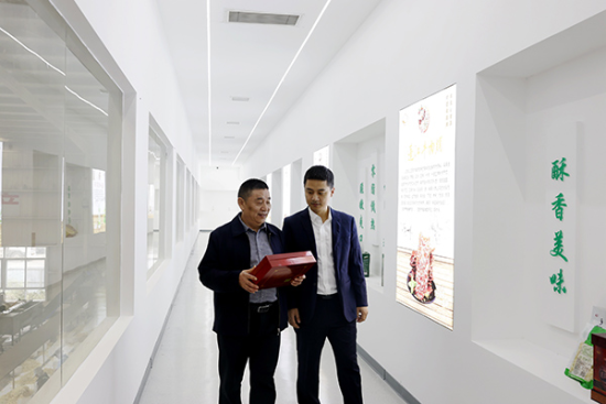 图为农业银行重庆黔江分行工作人员走访蓬江食品。何乐 摄 图为农业银行重庆黔江分行工作人员走访蓬江食品。何乐 摄