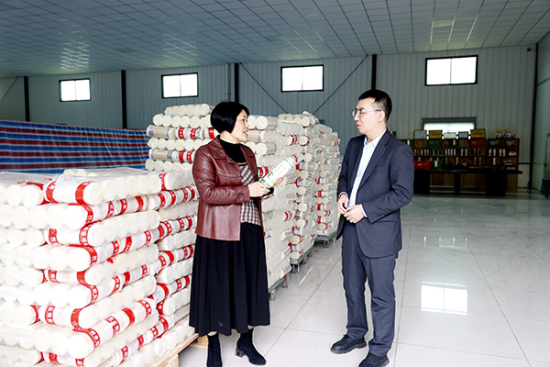 图为农业银行重庆黔江分行工作人员走访刘亦和农业公司。何乐摄 图为农业银行重庆黔江分行工作人员走访刘亦和农业公司。何乐摄