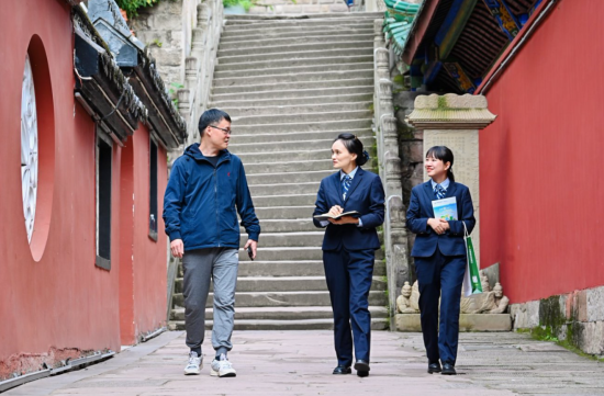 图为在丰都名山风景区,邮储银行丰都支行工作人员与重庆丰都文旅集团副总经理傅马交流,了解文旅升级背后的资金保障实践。邮储银行重庆分行供图 图为在丰都名山风景区,邮储银行丰都支行工作人员与重庆丰都文旅集团副总经理傅马交流,了解文旅升级背后的资金保障实践。邮储银行重庆分行供图