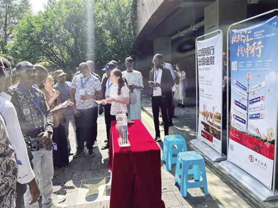 图为中国银行重庆市分行开展“跨境支付便捷行,金融安全记在心”专项教育宣传活动。 中国银行重庆市分行供图 图为中国银行重庆市分行开展“跨境支付便捷行,金融安全记在心”专项教育宣传活动。 中国银行重庆市分行供图