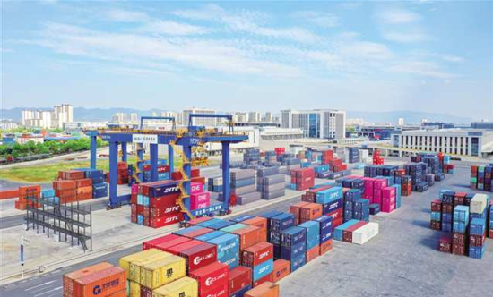 图为中国银行重庆市分行助力西部陆海新通道建设“加速跑”。 郭晋 摄/视觉重庆 图为中国银行重庆市分行助力西部陆海新通道建设“加速跑”。 郭晋 摄/视觉重庆