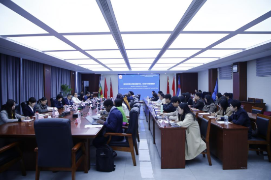 ͼΪʽֳ ̨ӽ硷Ŀͼ