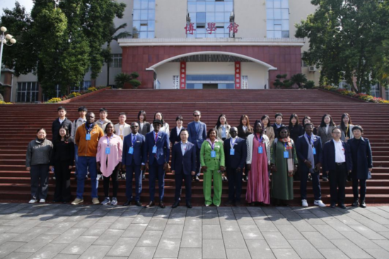 ͼΪӰ ̨ӽ硷Ŀͼ