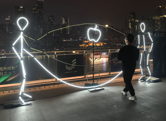 图为科技艺术装置《甩大绳Ⅱ》吸引参观者眼球。周毅 摄 图为科技艺术装置《甩大绳Ⅱ》吸引参观者眼球。周毅 摄