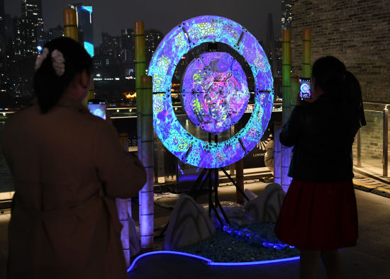 图为科技艺术装置《异次山水》吸引参观者驻足欣赏拍照。周毅 摄 图为科技艺术装置《异次山水》吸引参观者驻足欣赏拍照。周毅 摄