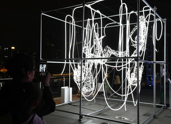 图为科技艺术装置《悬浮时代》吸引参观者驻足欣赏拍照。周毅 摄 图为科技艺术装置《悬浮时代》吸引参观者驻足欣赏拍照。周毅 摄