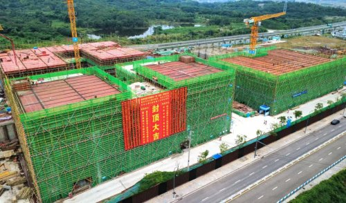 图为项目封顶现场。主办方 供图 图为项目封顶现场。主办方 供图