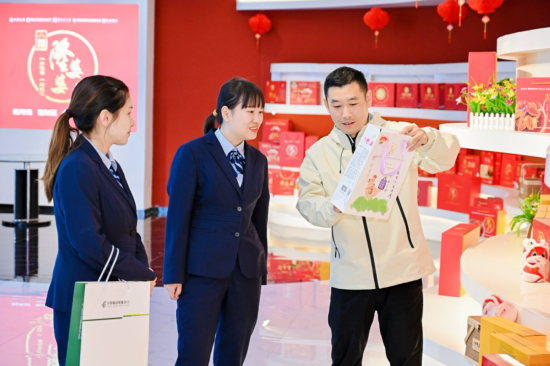 图为邮储银行丰都支行工作人员走访重庆丰都富利实业有限公司了解该企业农特产品。邮储银行重庆分行供图 图为邮储银行丰都支行工作人员走访重庆丰都富利实业有限公司了解该企业农特产品。邮储银行重庆分行供图