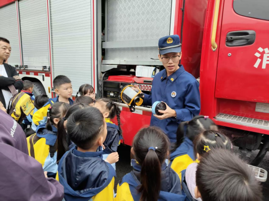 ͼΪԱΪСǽߡϴѧ׶԰ ͼ