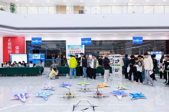 图为重庆智能工程职业学院2025年秋期项目式教学成果展智能交通学院智能飞行器与创新应用产品展示活动(学校供图) 图为重庆智能工程职业学院2025年秋期项目式教学成果展智能交通学院智能飞行器与创新应用产品展示活动(学校供图)