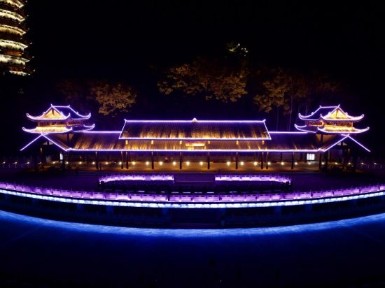 图为汉丰湖夜景。景区 供图 图为汉丰湖夜景。景区 供图