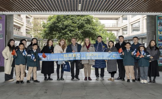 图为代表团成员与重庆巴蜀常春藤学校师生合影留念。 重庆巴蜀常春藤学校供图 图为代表团成员与重庆巴蜀常春藤学校师生合影留念。 重庆巴蜀常春藤学校供图