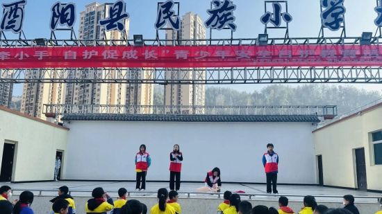 图为志愿服务小队走进酉阳县民族小学校。酉阳职业教育中心 供图 图为志愿服务小队走进酉阳县民族小学校。酉阳职业教育中心 供图