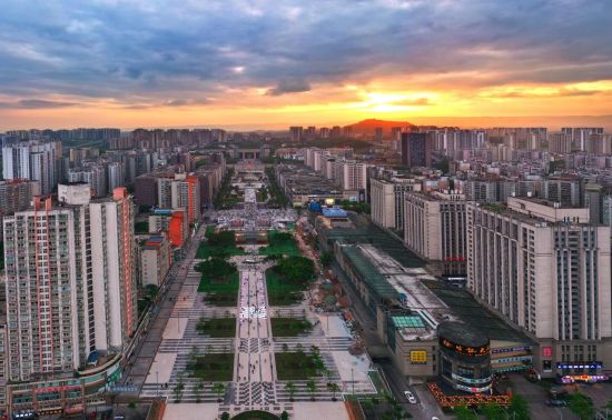 图为长寿区“长轴画卷·乐活寿廊”城市中轴线景观。 长寿区规划和自然资源局供图 图为长寿区“长轴画卷·乐活寿廊”城市中轴线景观。 长寿区规划和自然资源局供图