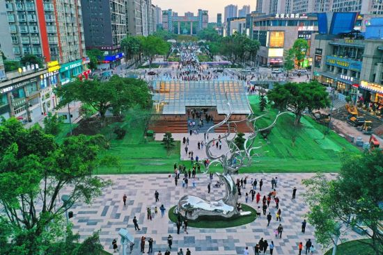 图为世纪广场玄鹿雕塑与九鹿亭。长寿区规划和自然资源局供图 图为世纪广场玄鹿雕塑与九鹿亭。长寿区规划和自然资源局供图