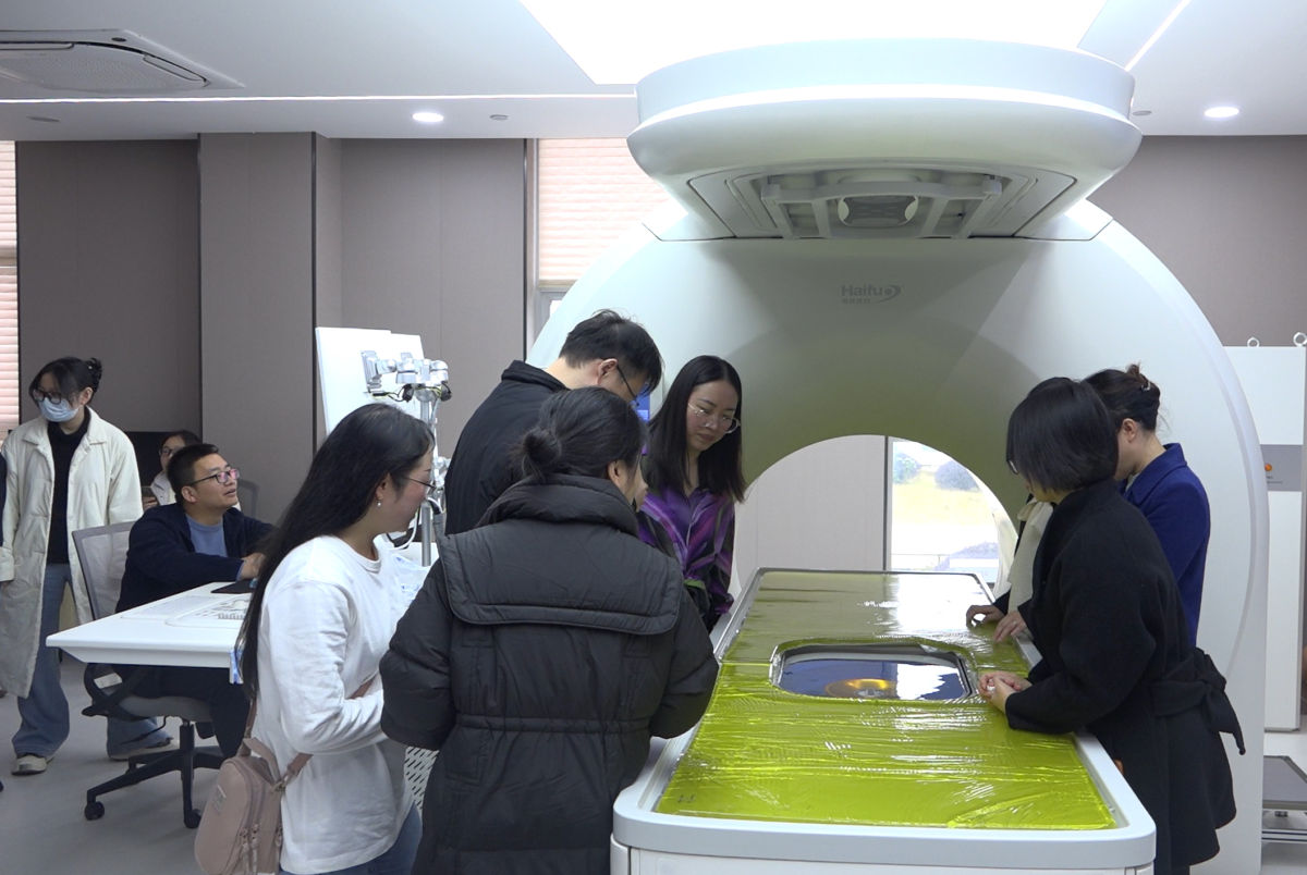 ͼΪ���ҽ���ιۡ����������豸��Ф���� ��