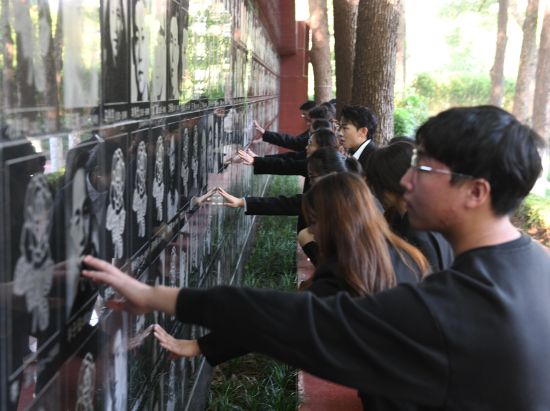 ͼΪ��ֳ���ʦ����հ����ʿӢ��ǽ�������� ��