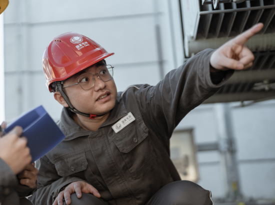 图为王杰在变电站为运维人员讲解日常巡视要点。陶虹 摄 图为王杰在变电站为运维人员讲解日常巡视要点。陶虹 摄