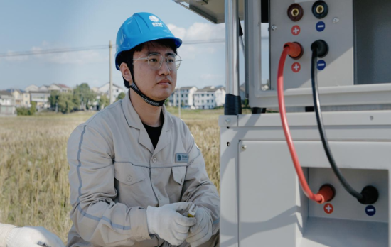 图为王杰在调试静音式退役蓄电池移动电源。陶虹 摄 图为王杰在调试静音式退役蓄电池移动电源。陶虹 摄