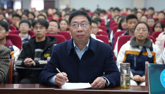 重庆市垫江中学校党委书记黄波参加活动。 重庆电视台《教育新视界》栏目供图 重庆市垫江中学校党委书记黄波参加活动。 重庆电视台《教育新视界》栏目供图