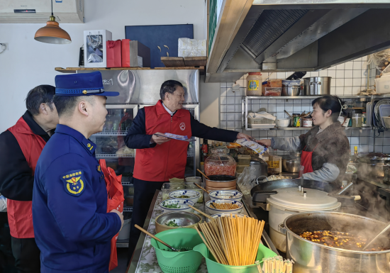 图为“防火巡查队”向商户发放宣传材料。 南川区消防救援局供图 图为“防火巡查队”向商户发放宣传材料。 南川区消防救援局供图