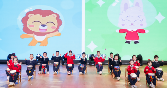 图为演出现场儿童带来非洲鼓表演。陈鑫 摄 图为演出现场儿童带来非洲鼓表演。陈鑫 摄