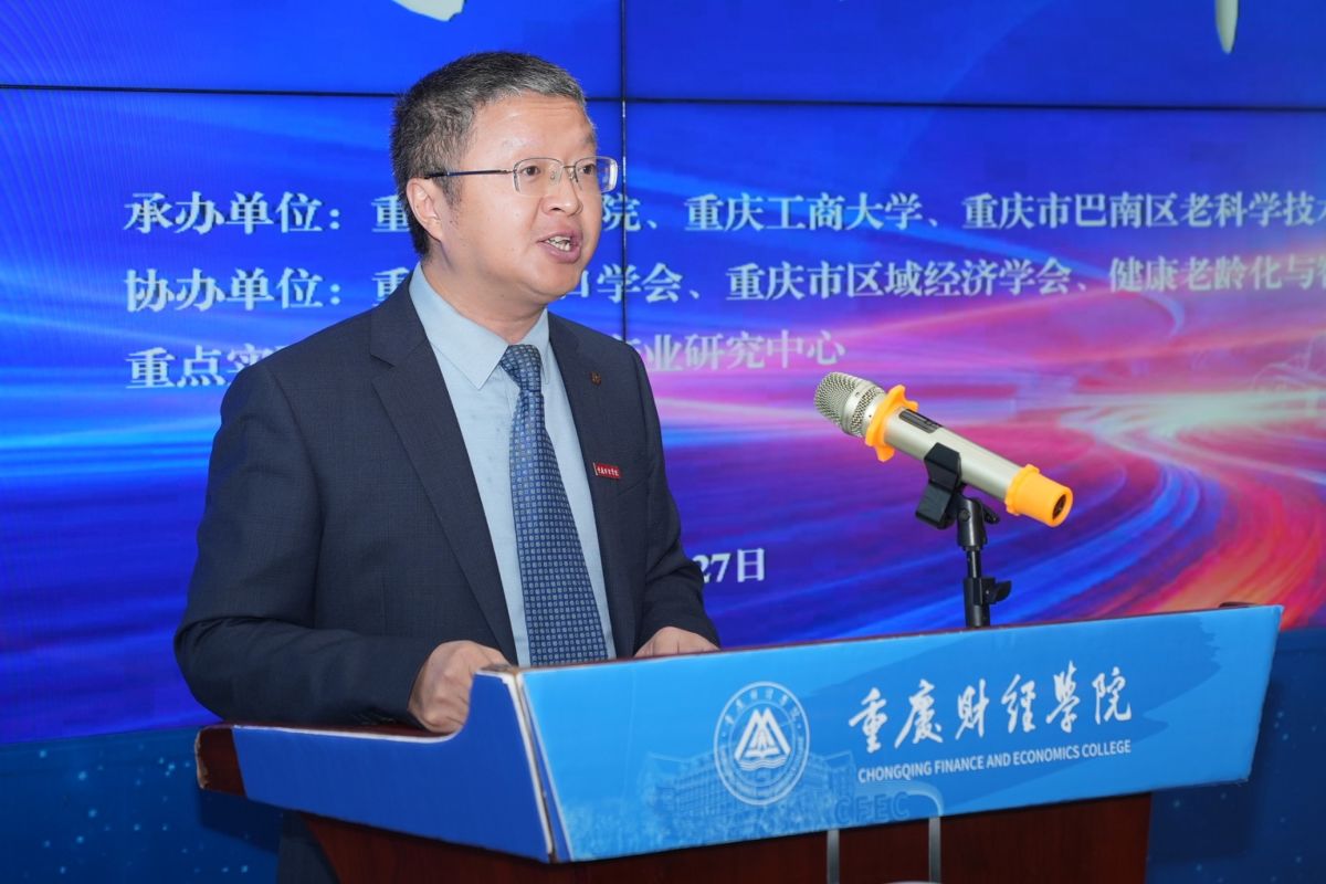 图为重庆财经学院校长吴华安主持沙龙。重庆财经学院供图 图为重庆财经学院校长吴华安主持沙龙。重庆财经学院供图