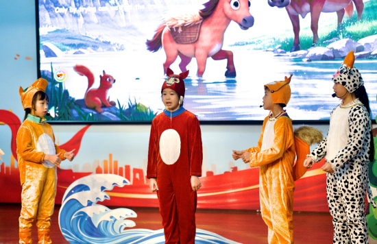 图为英语情景剧表演《小马过河》。合川区行知小学 供图 图为英语情景剧表演《小马过河》。合川区行知小学 供图