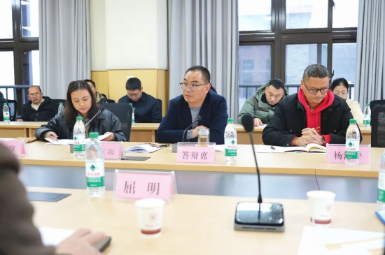 图为忠县忠州中学党委书记李五海解读“体育与健康选项教学方案”。忠县忠州中学 供图 图为忠县忠州中学党委书记李五海解读“体育与健康选项教学方案”。忠县忠州中学 供图