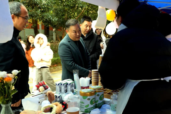 图为校园美食节现场。巫山职教中心 供图 图为校园美食节现场。巫山职教中心 供图