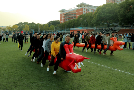 图为教职工运动会现场。巫山职教中心 供图 图为教职工运动会现场。巫山职教中心 供图