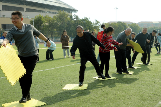 图为教职工运动会现场。巫山职教中心 供图 图为教职工运动会现场。巫山职教中心 供图