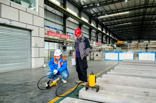 图为渝万高铁岔枕产品质量现场专项检验。中铁八局七公司重庆分公司 供图 图为渝万高铁岔枕产品质量现场专项检验。中铁八局七公司重庆分公司 供图