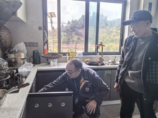 图为“红岩燃小兵”为和平村居民排查户内燃气安全隐患。 金波 摄 图为“红岩燃小兵”为和平村居民排查户内燃气安全隐患。 金波 摄