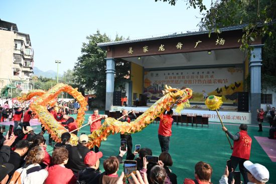 图为姜家镇首届“刨猪汤节”启动。 丁新 摄 图为姜家镇首届“刨猪汤节”启动。 丁新 摄