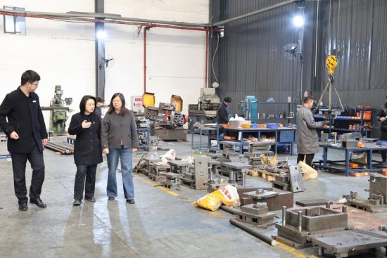 图为建行沙坪坝支行普惠客户经理上门为企业排忧解难. 图为建行沙坪坝支行普惠客户经理上门为企业排忧解难.