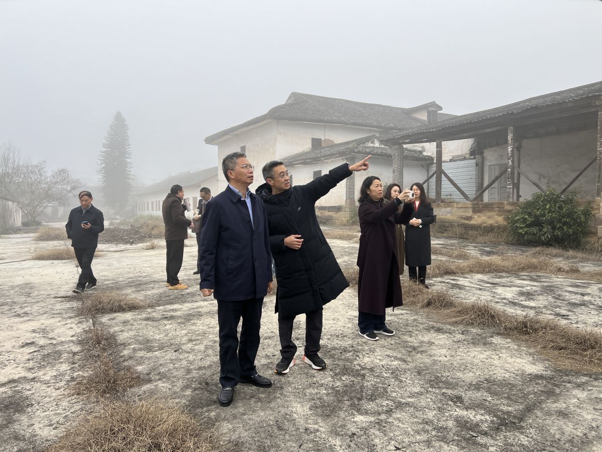 图为闽西专家学者在江津区考察。钟旖 摄 图为闽西专家学者在江津区考察。钟旖 摄