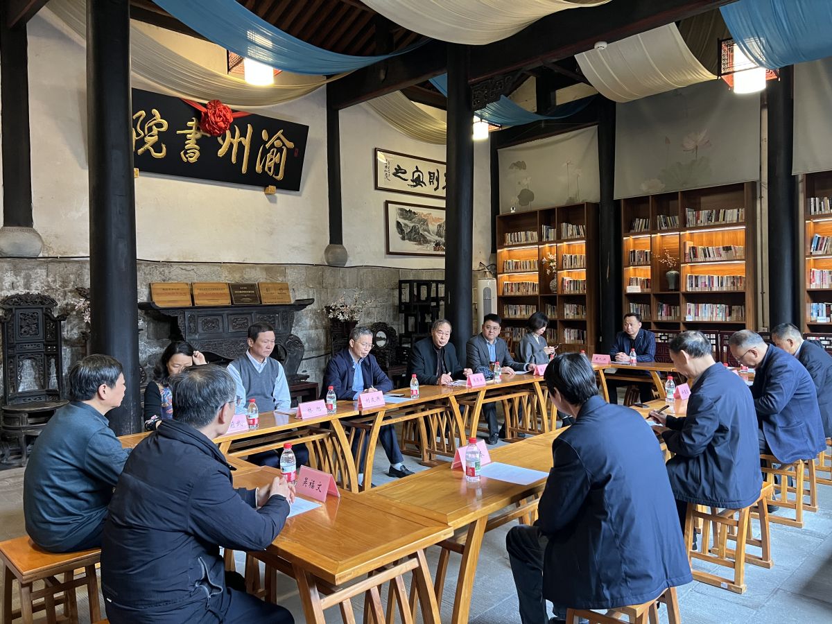 图为闽西专家学者在考察期间座谈交流。钟旖 摄 图为闽西专家学者在考察期间座谈交流。钟旖 摄