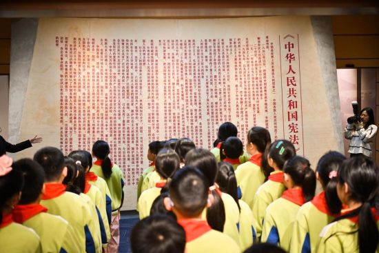 图为学生们参观法治教育实践基地。陈鑫 摄 图为学生们参观法治教育实践基地。陈鑫 摄