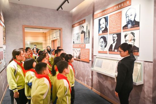 图为学生们参观法治教育实践基地。陈鑫 摄 图为学生们参观法治教育实践基地。陈鑫 摄