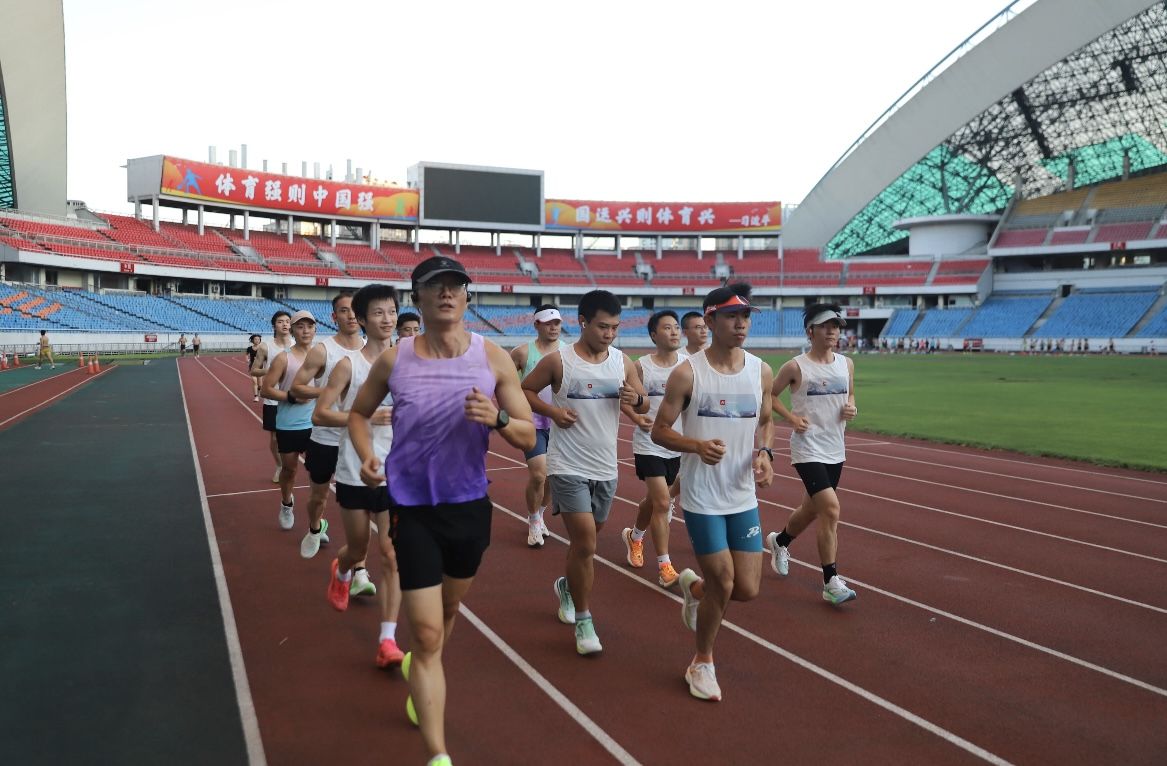 图为市民在重庆奥体中心体育场跑步。重庆市体彩中心供图 图为市民在重庆奥体中心体育场跑步。重庆市体彩中心供图